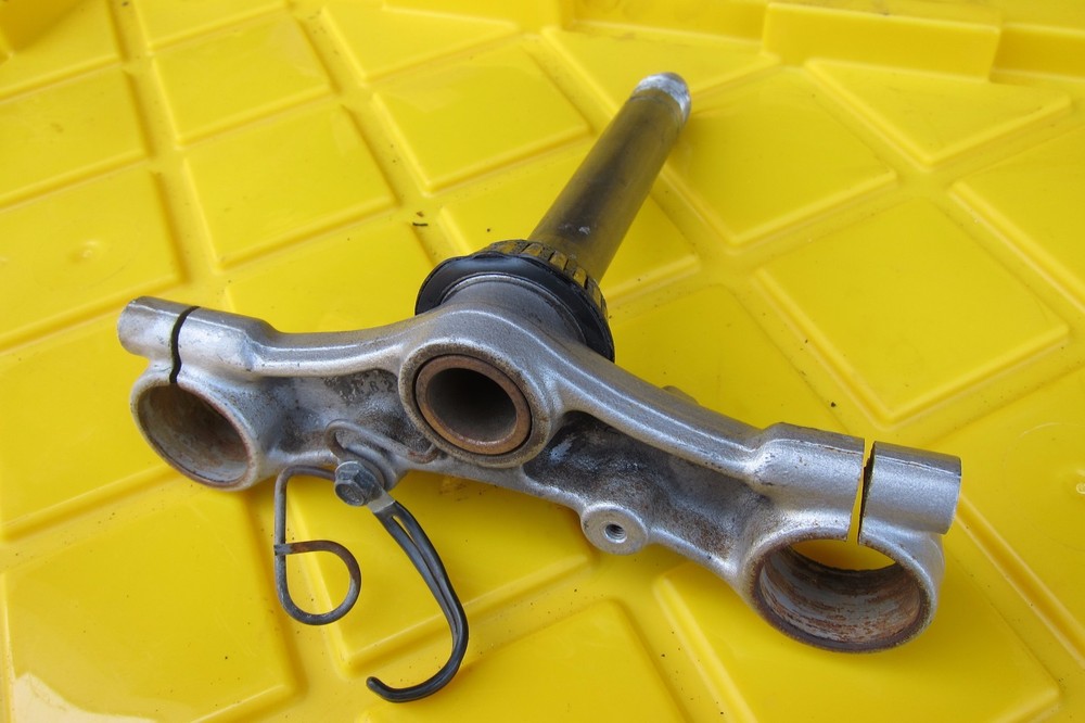 1997 SUZUKI GS500 E GS BOTTOM TRIPLE TREE