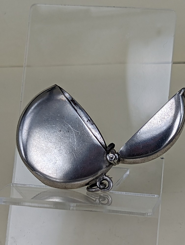 1912 unusual moon shaped solid silver vesta fob case
