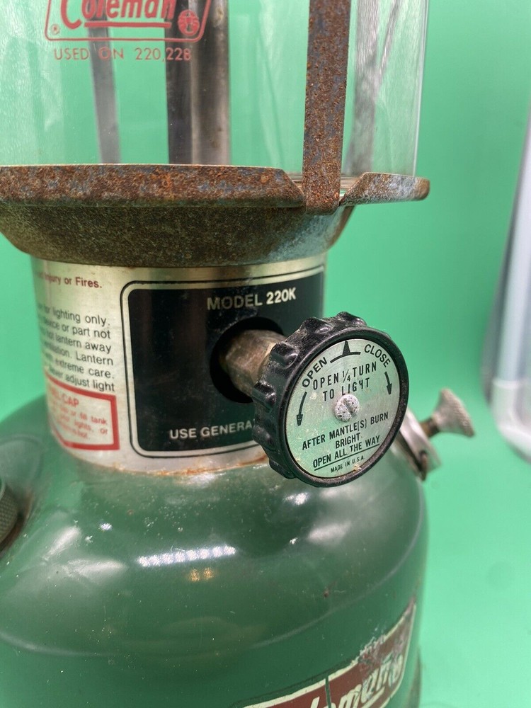 Vintage Coleman Dated 5/82 Double Mantle Lantern Model 220K