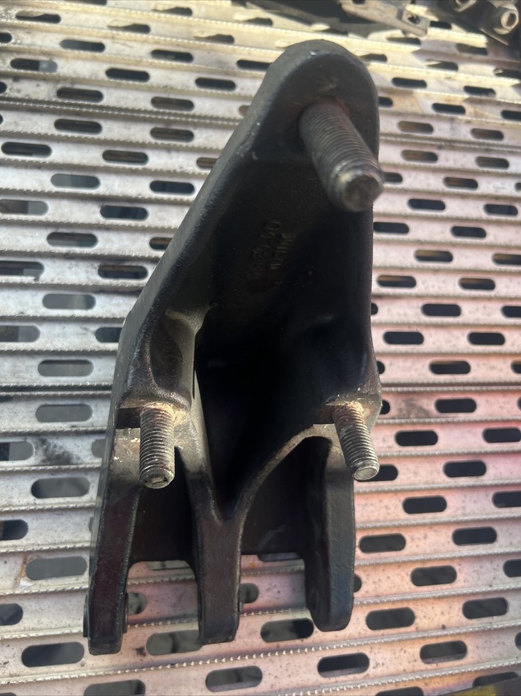 PETERBILT REAR CAB SUPPORT ,MOUNT, BRACKET SUSPENSION MOUNT 29 05988 W Bolts