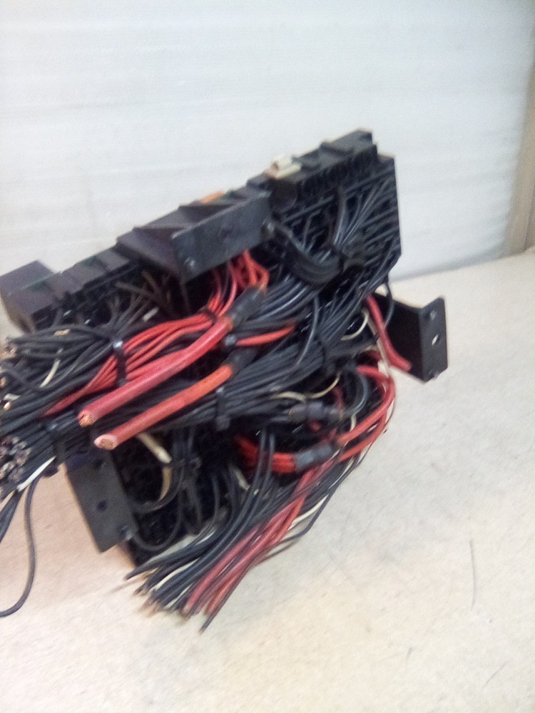 2000 Volvo VNL Fuse/Relay Box
