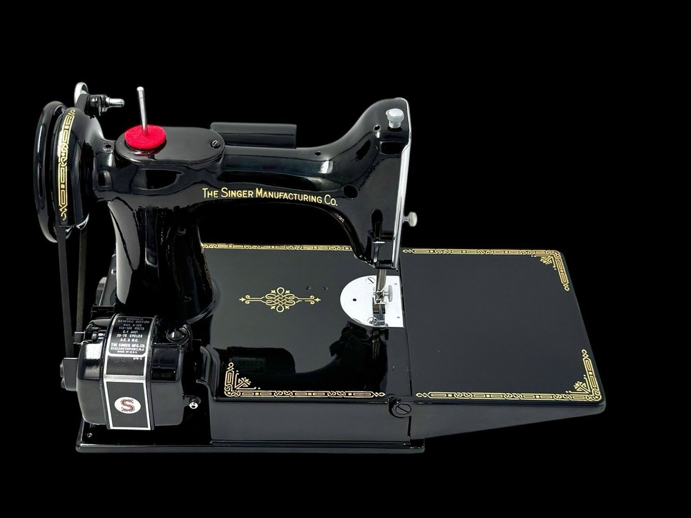 BEAUTIFUL 1950 SINGER FEATHERWEIGHT 221 SEWING MACHINE & CASE, FULLY SERVICED