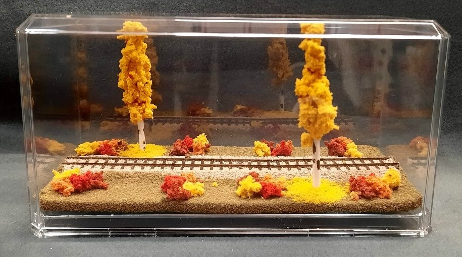 HOn3 SCALE  9"  SINGLE TRACK  DISPLAY CASE - FALL FOILAGE SCENE- FOR ANY HOn3