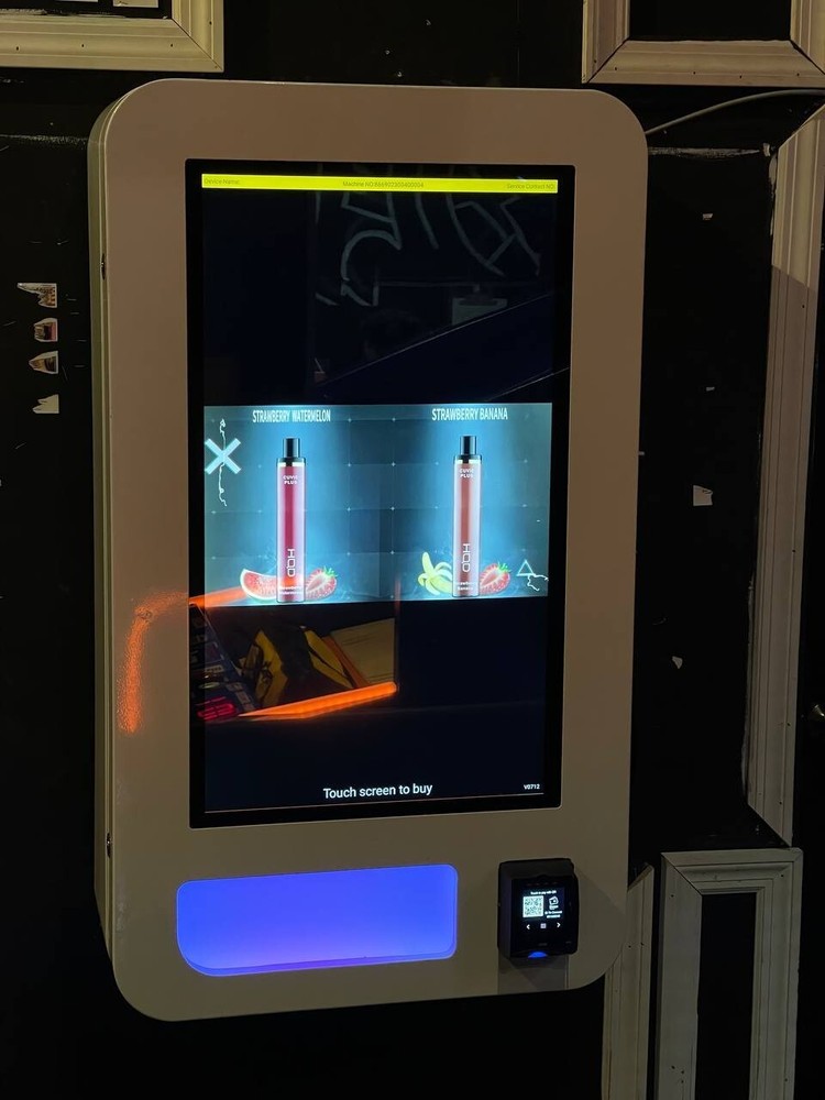 Wall mounted Vending Machine with touchscreen - Pre-used