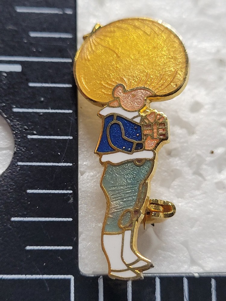 BOY PRAYING HAT LAPEL PIN PIN BACK USED (L1287)
