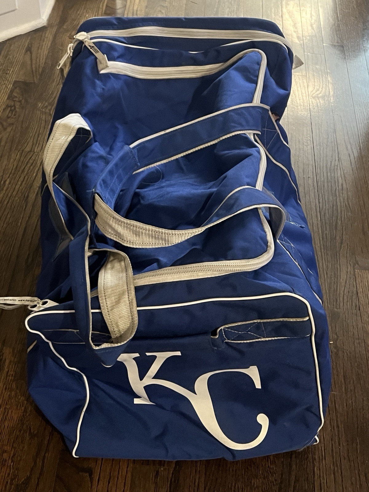 KANSAS CITY KC ROYALS GAME USED TEAM ISSUED BASEBALL EQUIPMENT DUFFEL BAG