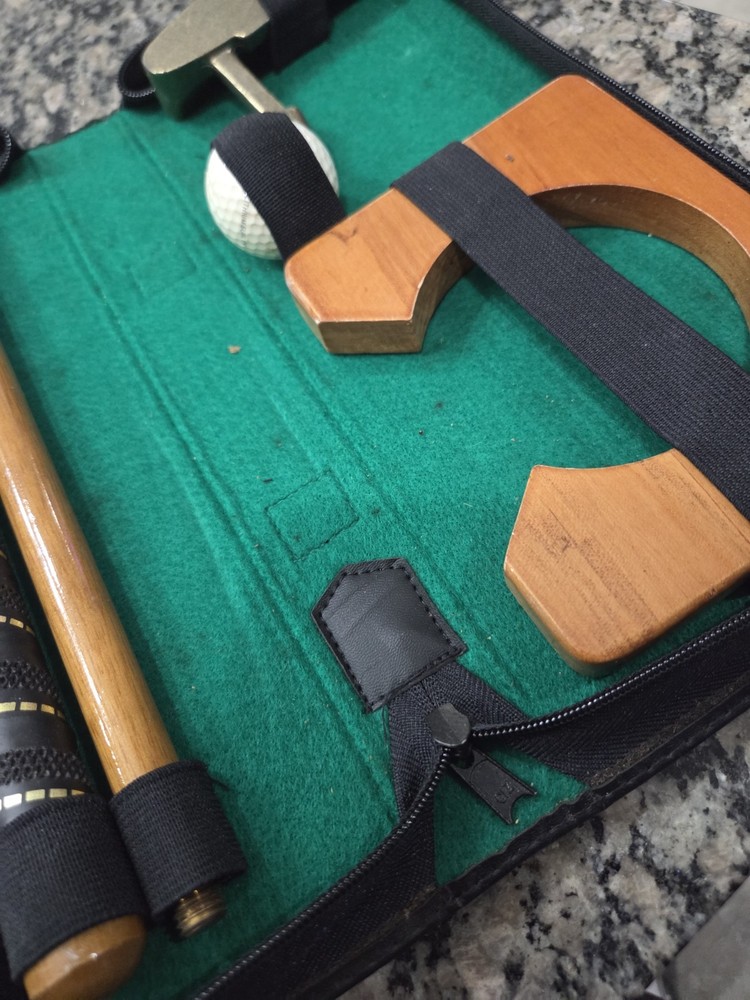 Executive travel golf putting set