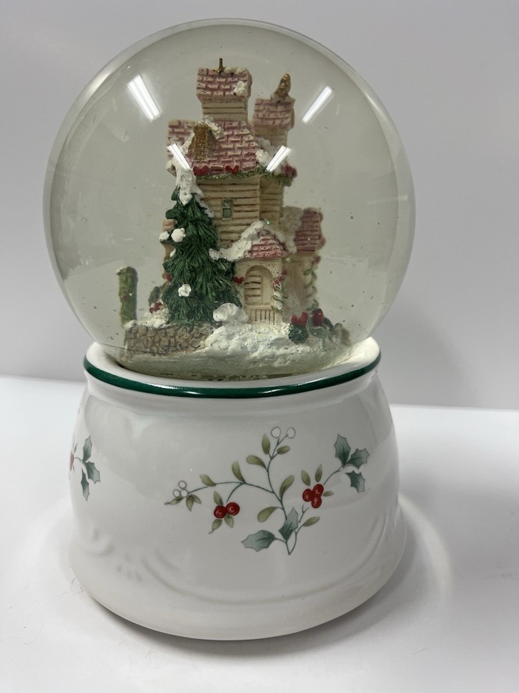 Phaltzgraff Winterberry Musical Snow Globe
