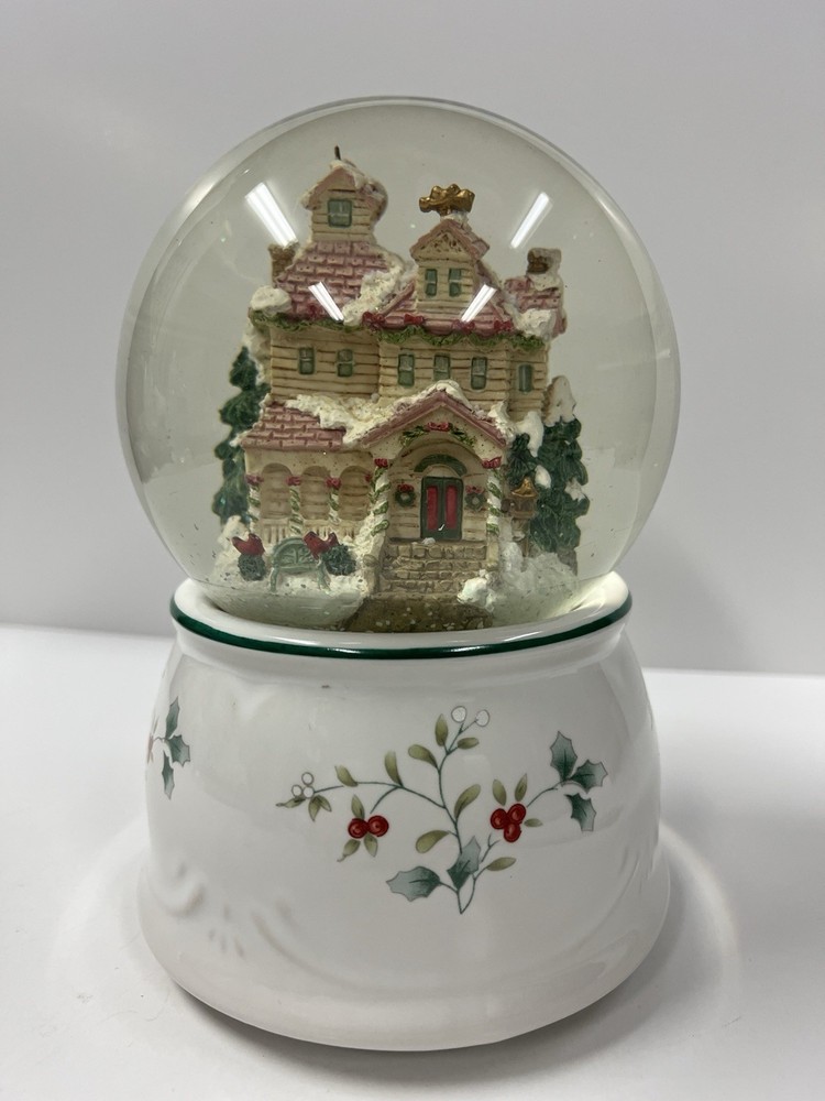 Phaltzgraff Winterberry Musical Snow Globe
