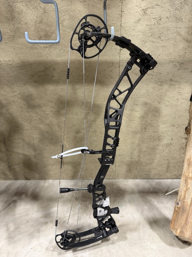 Brand New Elite Exalt 35 compound bow RH