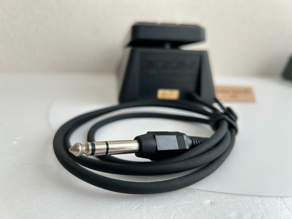 Zoom 505 Guitar Compact Multi Effects Processor, w/ Volume Pedal FP02 Tested