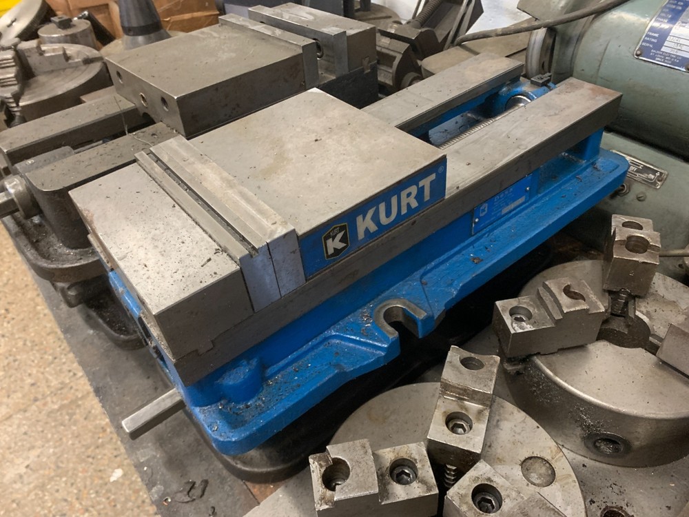 Kurt 6" AngLock Mill Vise Model D688