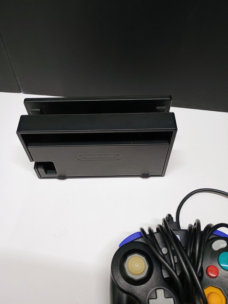 Nintendo switch docking station, 2 controllers and 5 empty cases tested & works
