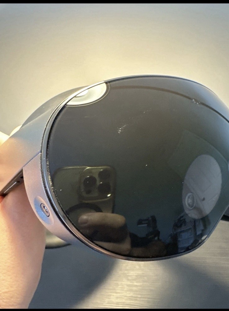 Meta Quest Pro VR 256GB Headset Only + charging dock (No Controllers)