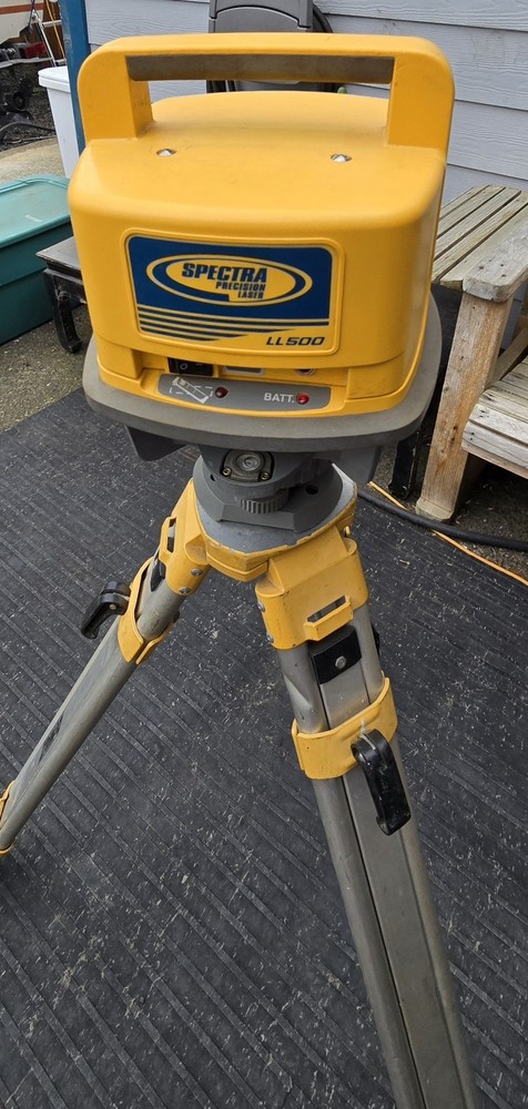 Leveling Staffs Dewalt Tripod Spectra Precision Laser LL 500 Apache Detector