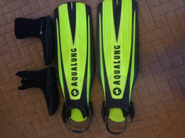 AQUALUNG DIVER BLADES MEDIUM AND DEEPSEE BOOTS