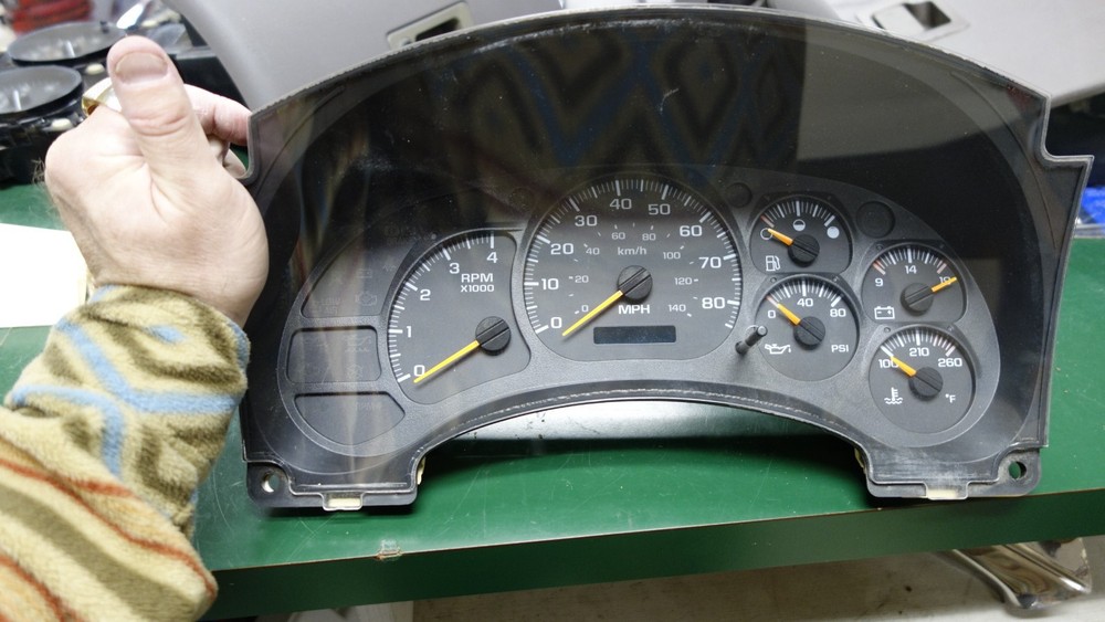 GM 2004 Instrument Cluster 15174279