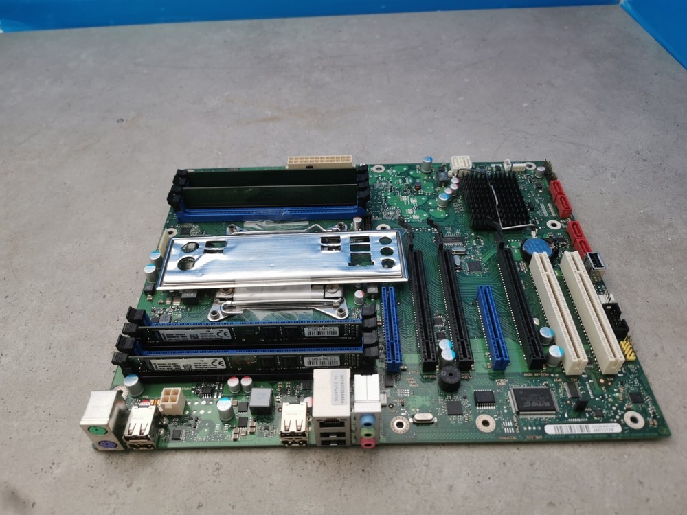 Fujitsu D3128-B25 GS 1 Intel C600 (prof. X79) Socket 2011 w/ Processor + RAM