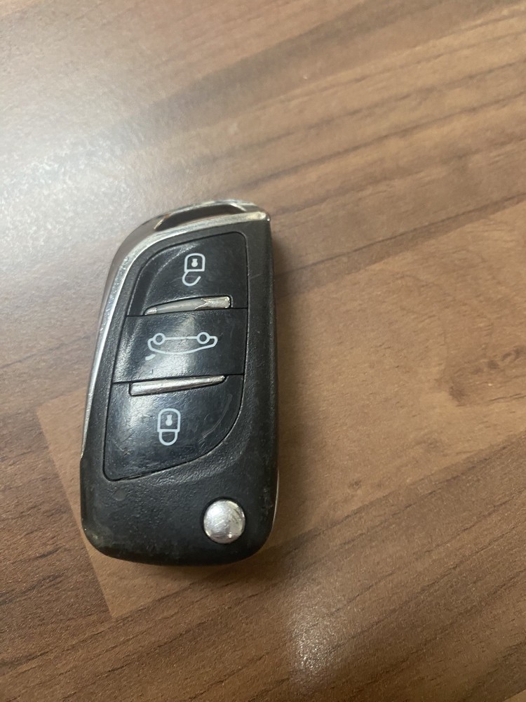 3 BUTTON KEY FOB USED