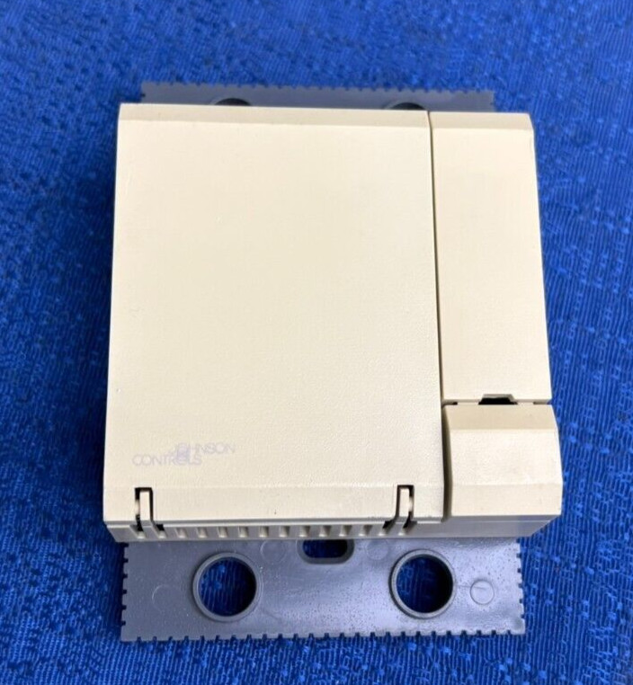 Johnson Controls 24-7705-2R2 / TE-6700 Series Wall-Mount Temperature Controller