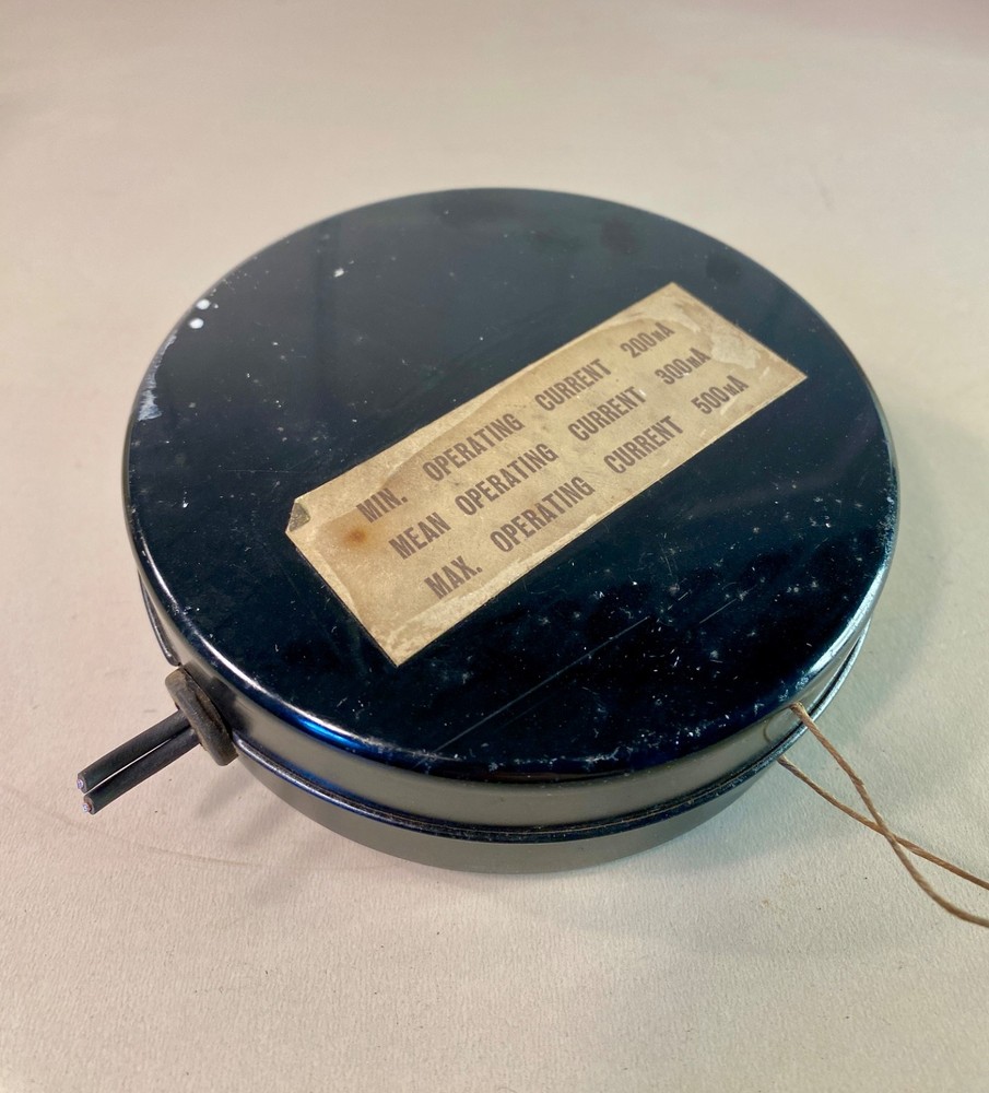 Slave wall clock movement with hands. Not tested.