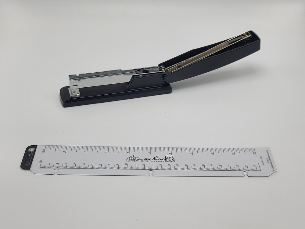 Business Source Full-Strip Desktop Stapler (20 Sheets)