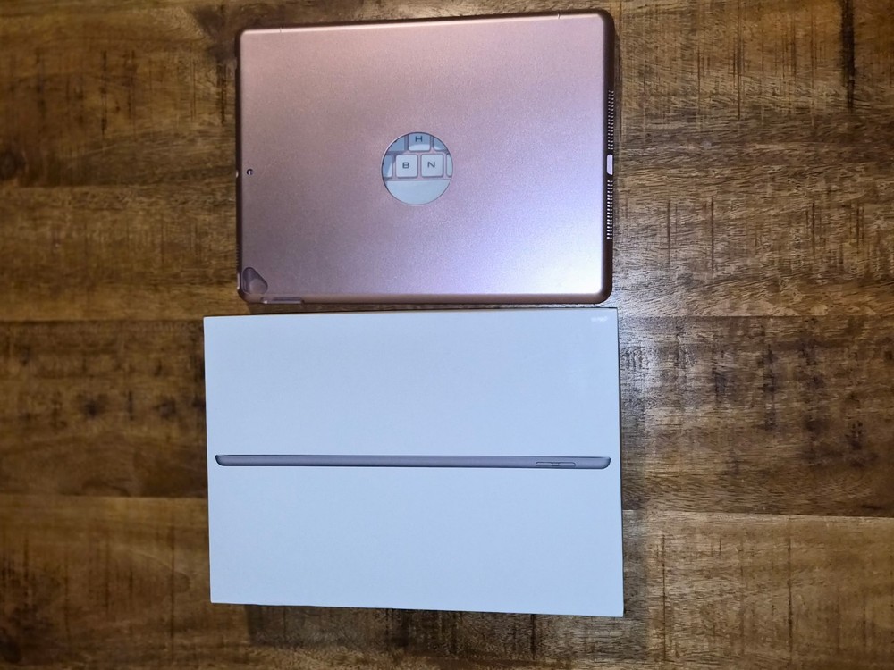 Apple Tablet 9th Generation 10.2 with Keyboard Folio** Open Box