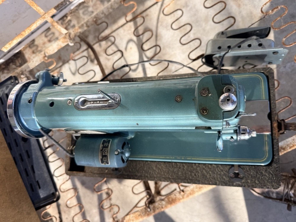 Peerless Electric Portable Sewing Machine with Carrying Case