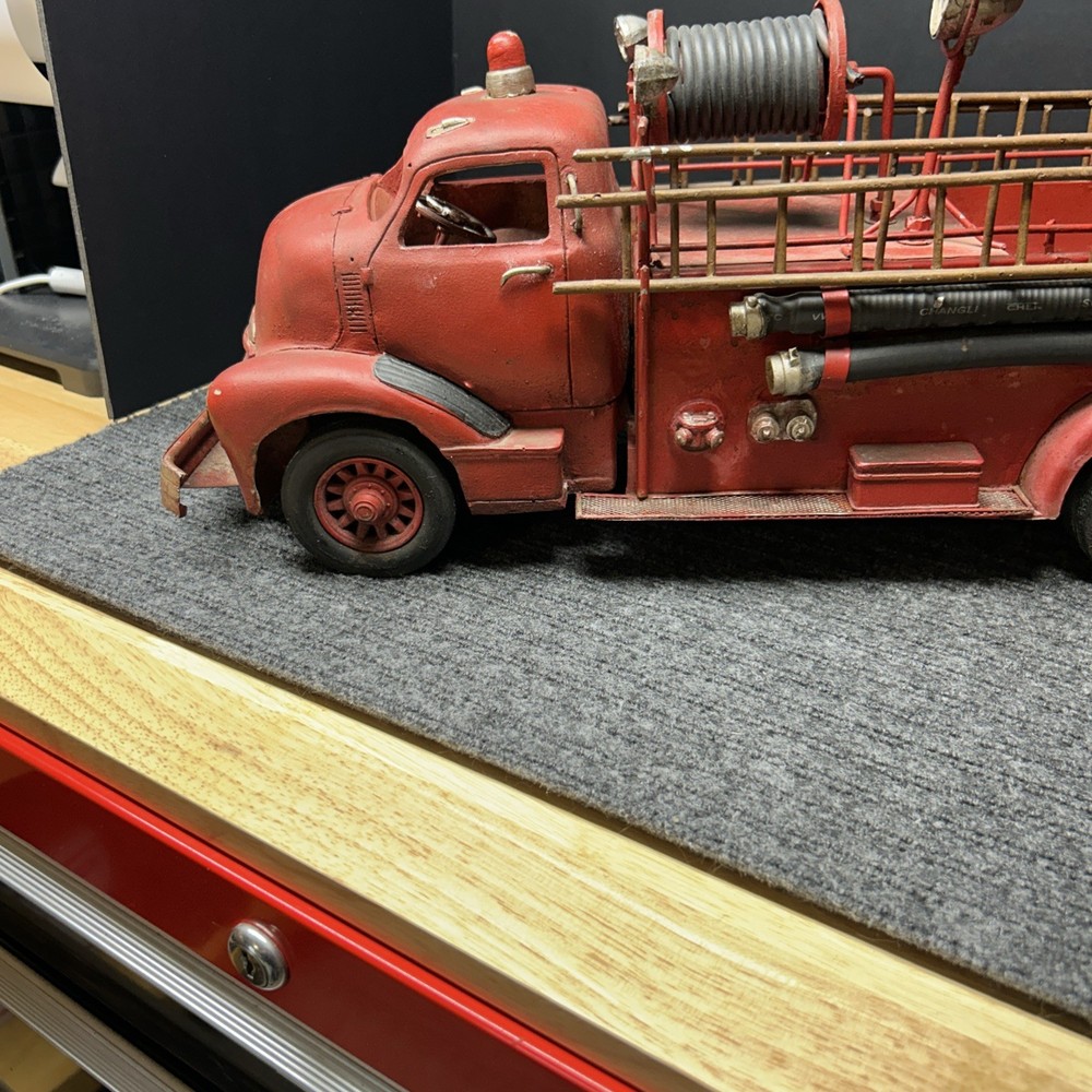 Antique Metal Fire Engine. Removable Side Ladders. In Good Condition .￼