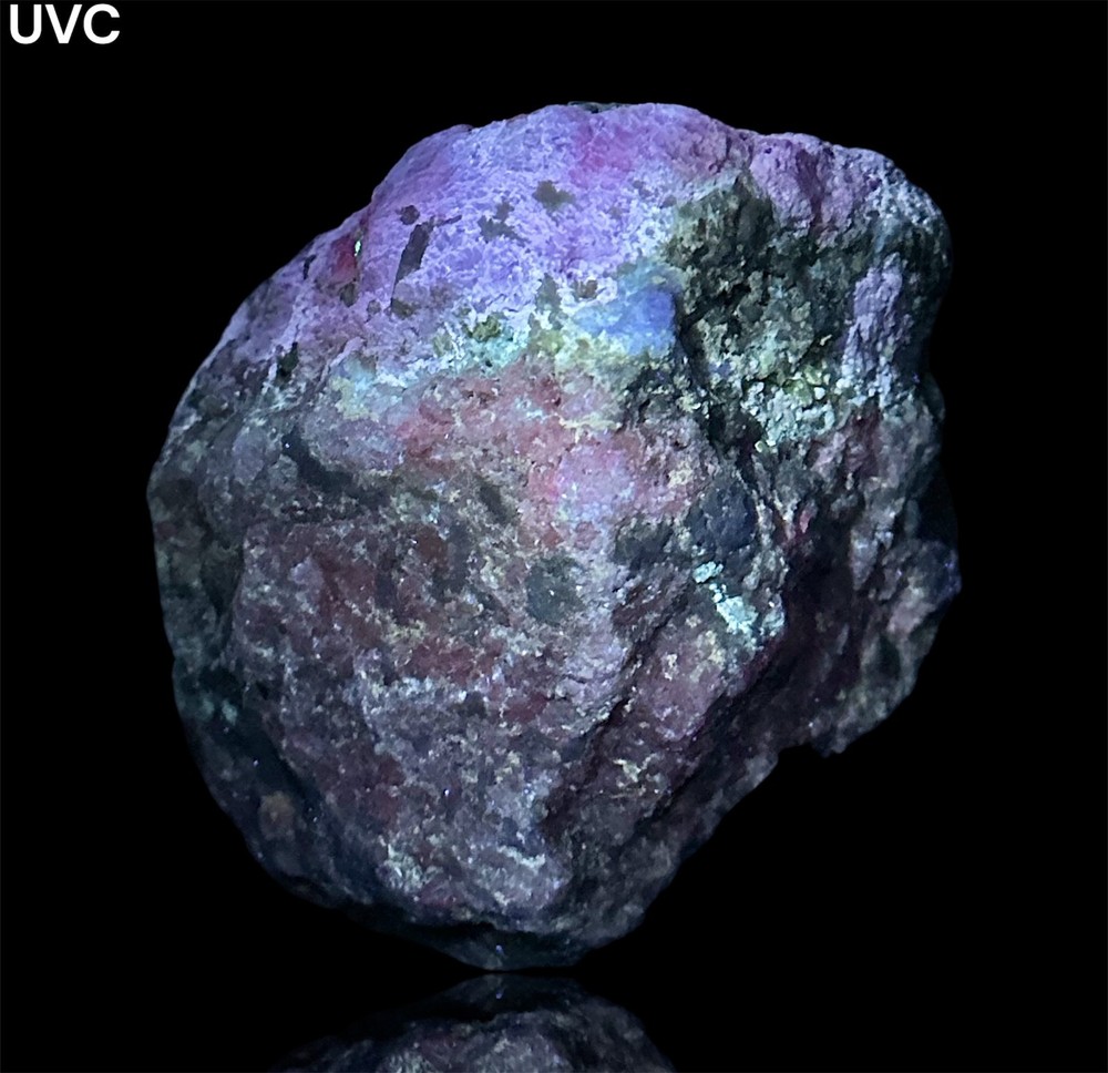 1342 Gr. Fluorescent Phosphorescent Sharp Tenebrescnet Hackmanite, Fluorapatite
