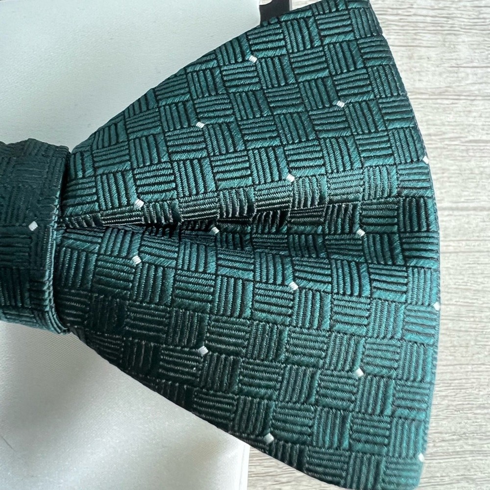 Alfani Men's Solid Textured Green Pre-Tied Bow Tie & Solid Pocket Square Set