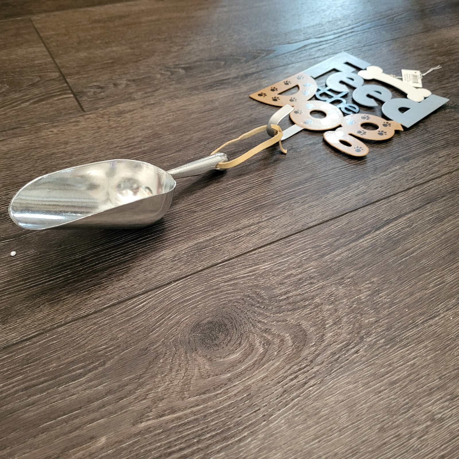 Dogs Metal Food Scoop with Hanging Decorative Reminder Plaque - Feed The Dog