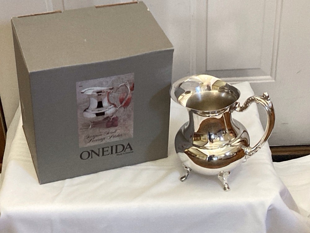 Oneida Georgian Scroll Beverage Pitcher 2 Quart