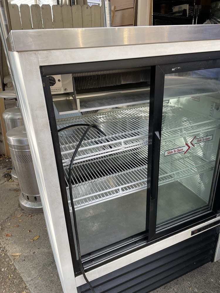 True TSID-36-2 Refrigerated Pastry Display Case