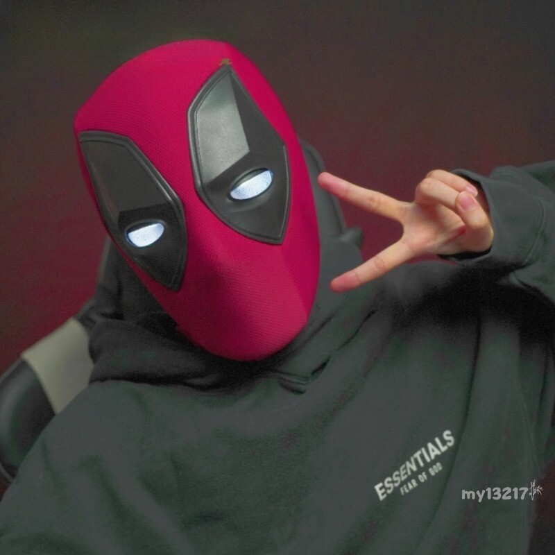 Marvel Deadpool Helmet Mask Movable Eye & Light Up Ring Remote Control Halloween