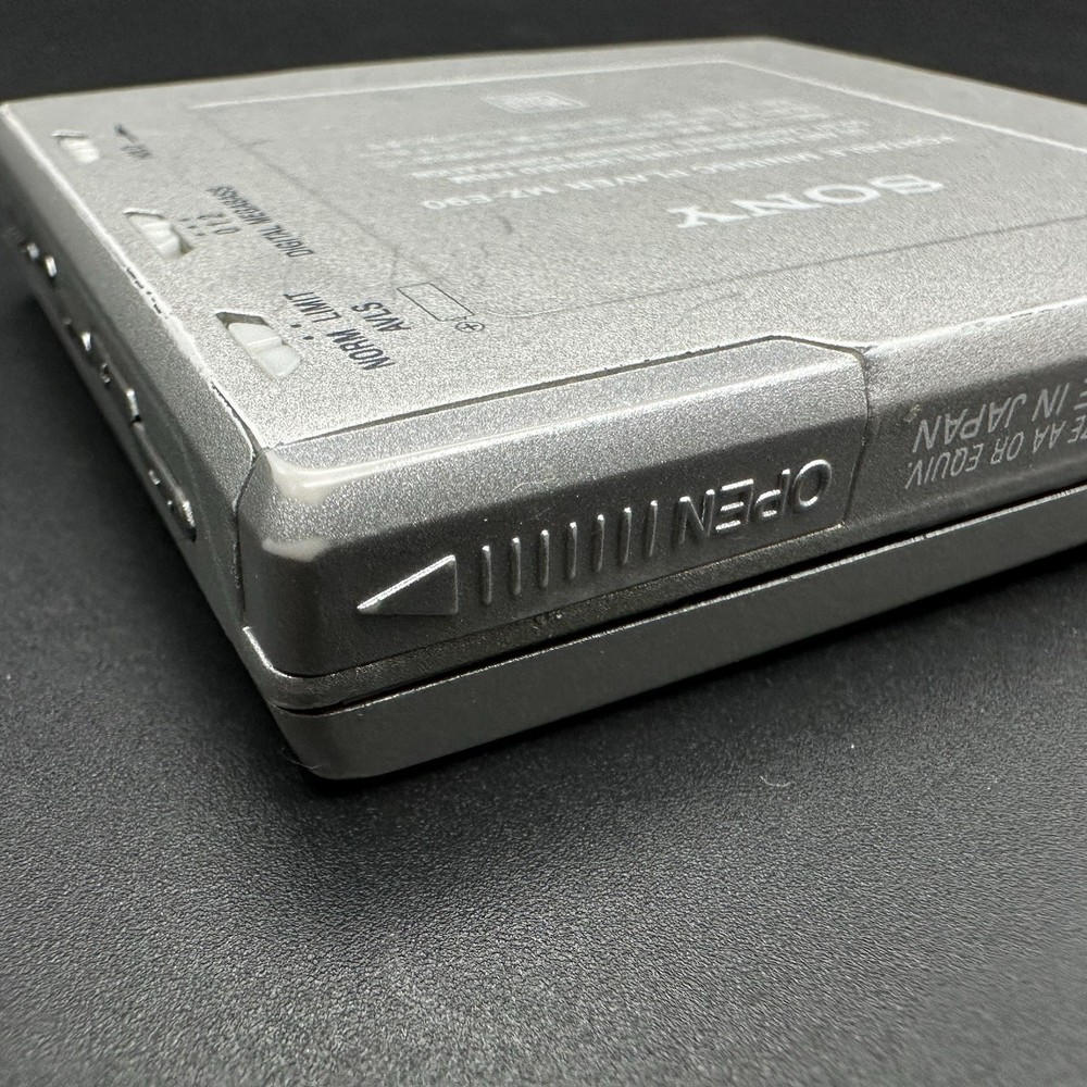 SONY MZ-E90 Minidisc Player Tested silver with Remote & AA Battery slider