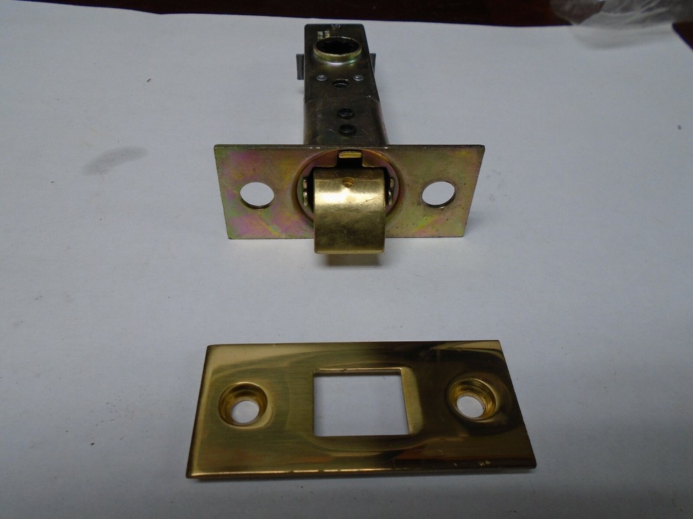 Bravo 2-3/8 passage Latch 96HW