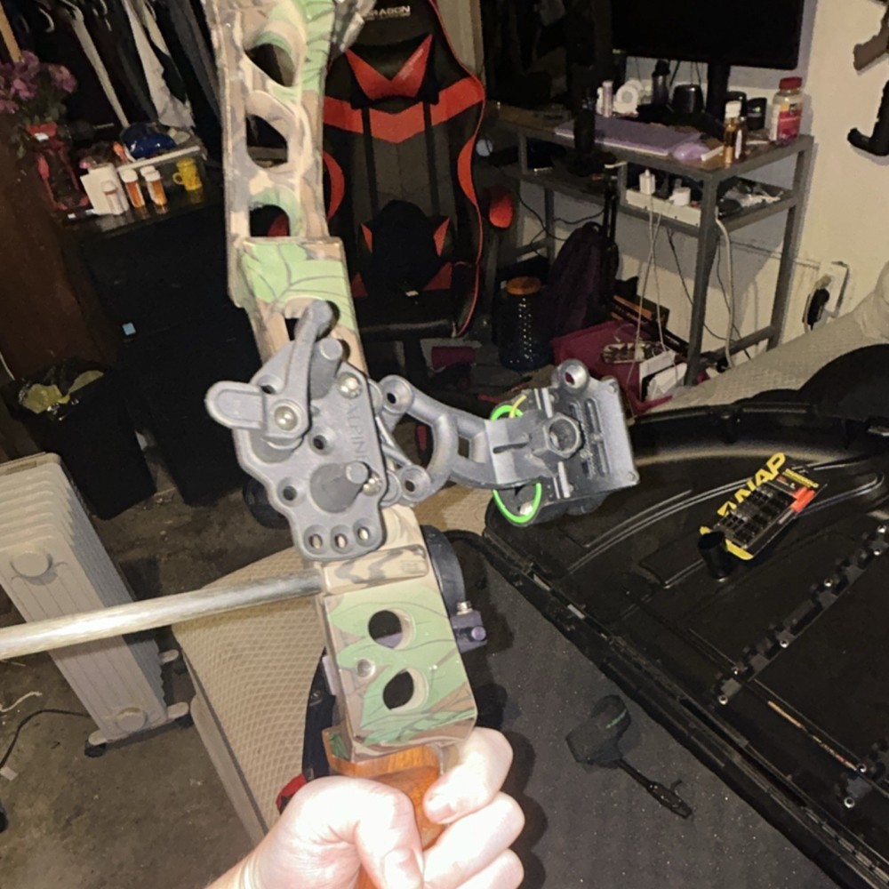 Mathews Q2 Solo Cam Compound Bow RH 70#, 29" has new string/cables