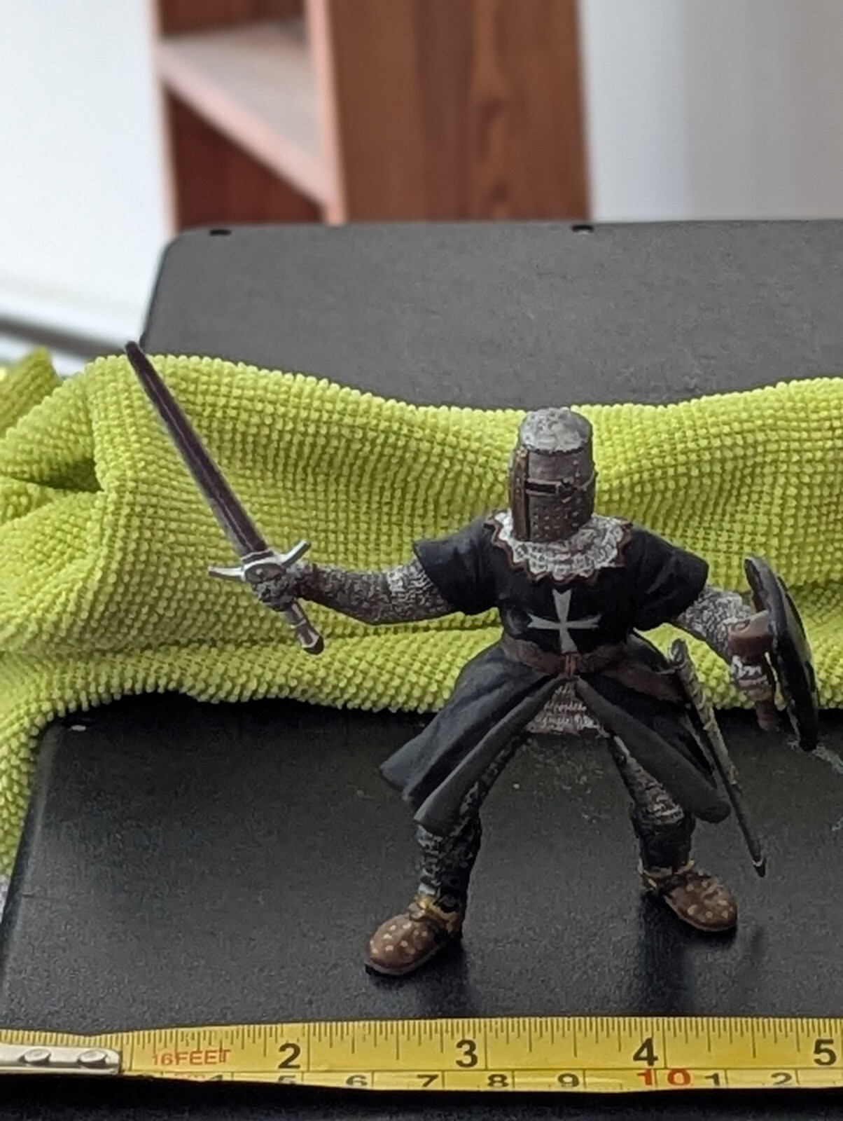 INTICING SCHLEICH WARRIOR MEDIEVAL W/ SHIELD & SWORD READY FOR BATTLE VG COLORS