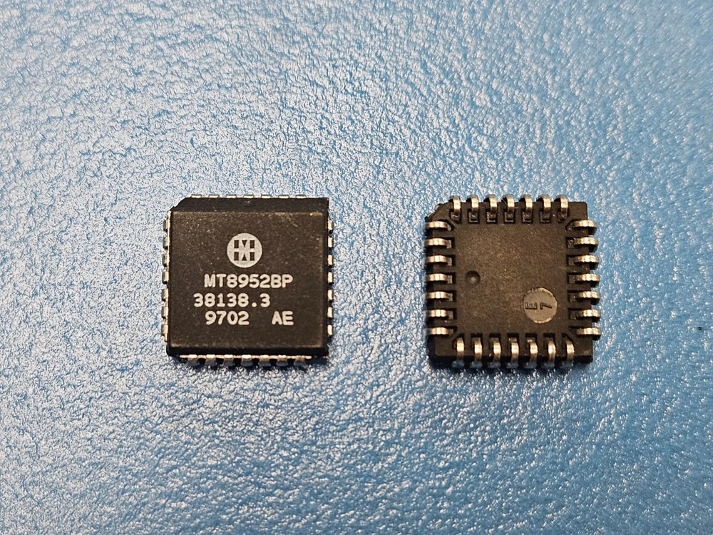 (2PC) MT8952BP Mitel Multi Protocol Controller, CMOS, PLCC28