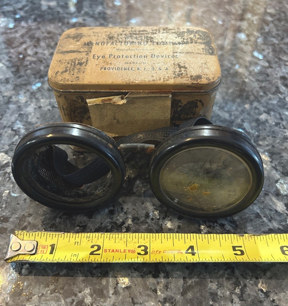 WW II ERA WELSH MANUFACTURING CO. AVIATOR MOTORCYCLE GOGGLES WITH ORIGINAL TIN