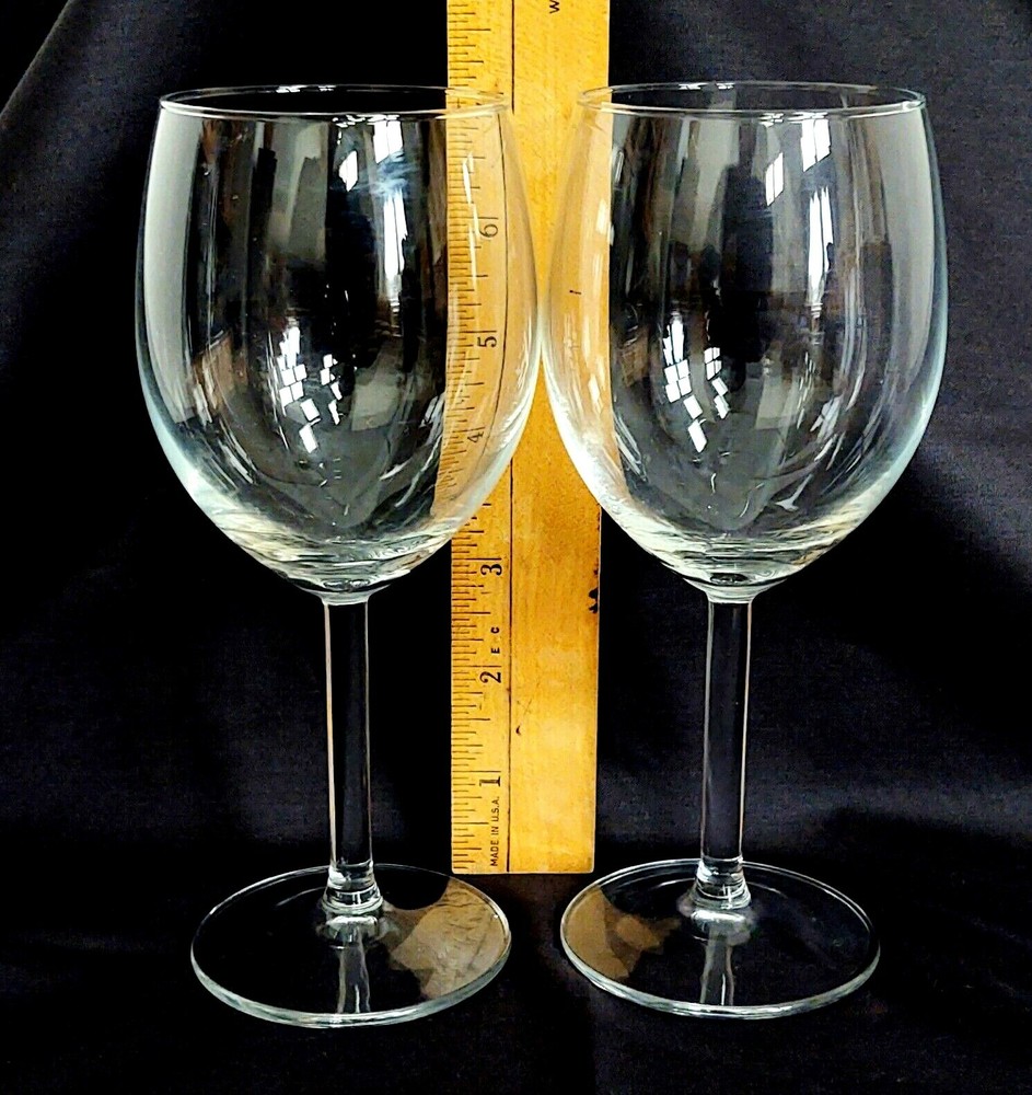 CLEAR GLASS WINE GLASSES 2