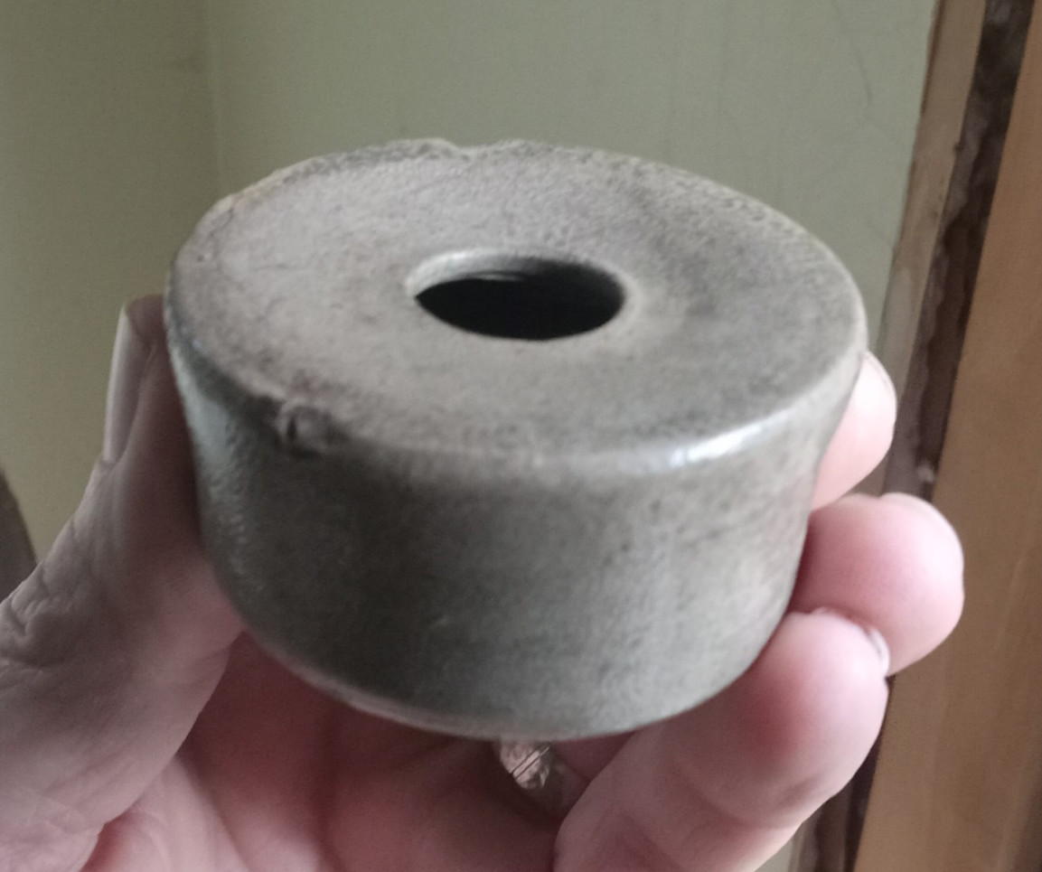 1770s ORIGINAL COLONIAL ERA SALT GLAZE STONEWARE INKWELL FROM NEW ENGLAND