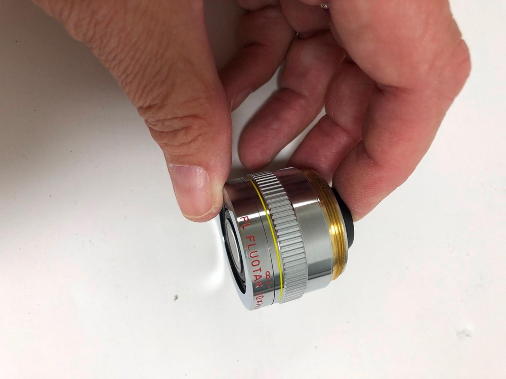LEITZ WETZLAR PL FLUOTAR 10X/0.25 D MICROSCOPE OBJECTIVE (ABQ90)