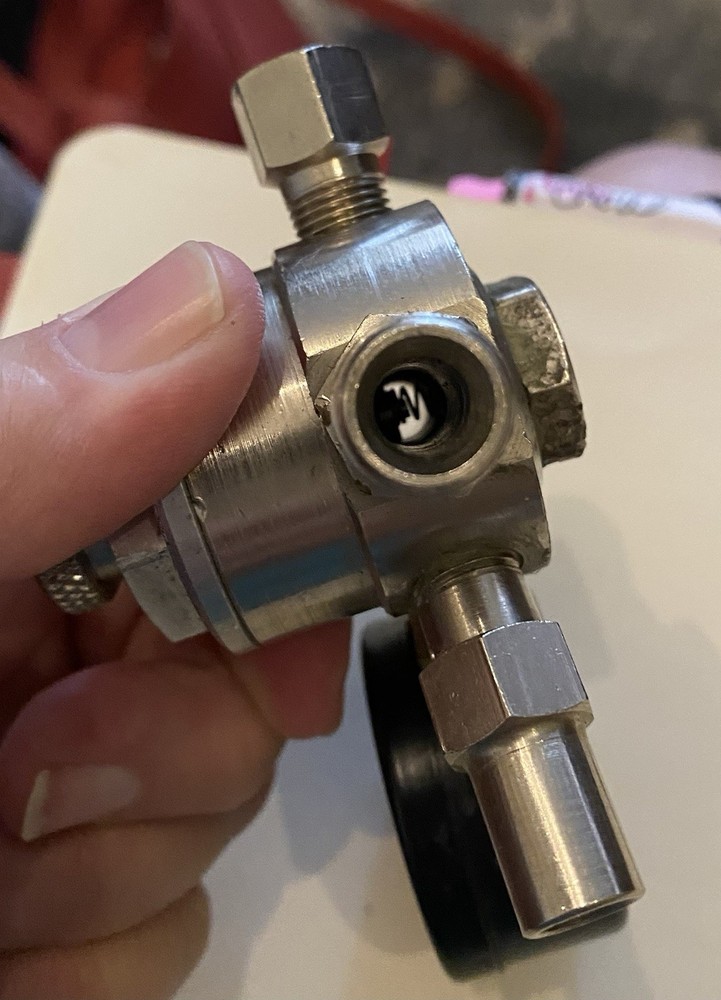 BINKS- 85-221 PRESSURE REGULATOR