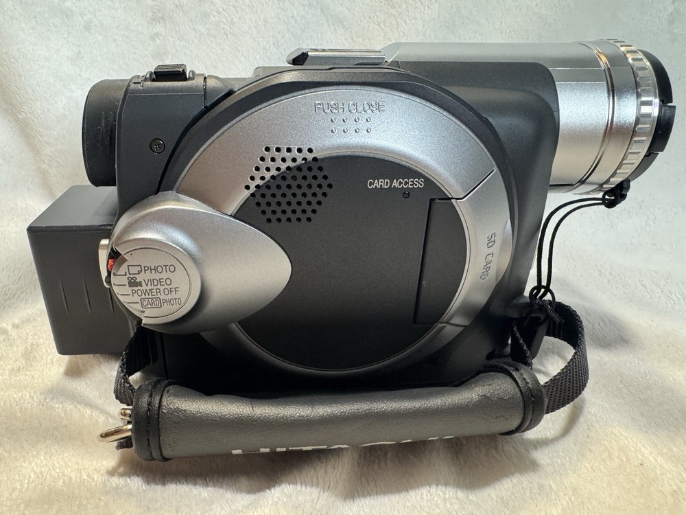 Hitachi DZ-MV380A DVD Camcorder, Bundle