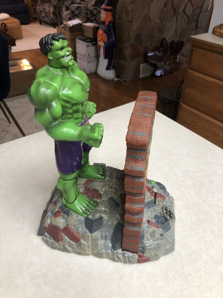 The Incredible Hulk Action Wall Bash With Clock & Bank 2002