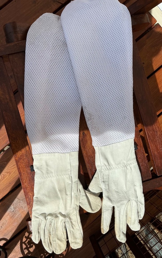 BEEKEEPING GLOVES (small) ALSO EXCELLENT ROSE BUSH TRIMMING GLOVES !