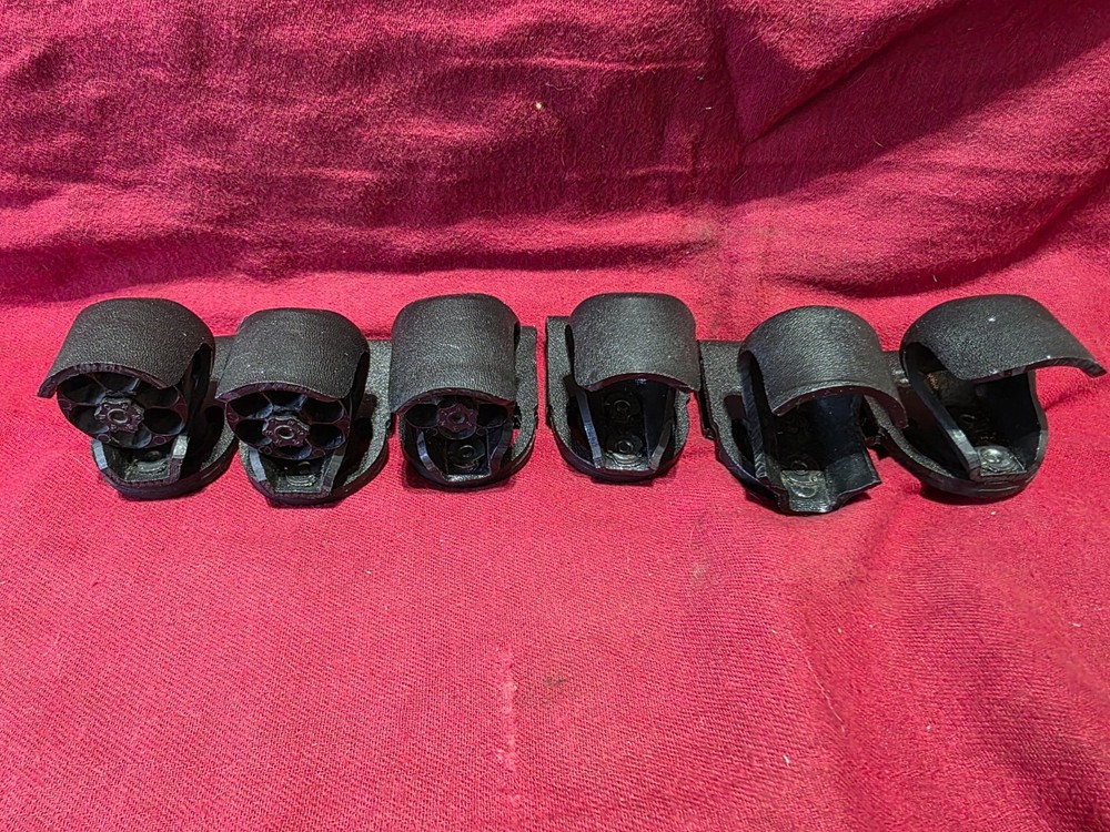 Safari Land Push Button comp 3 speed loaders. Includes loader pouches. (2779A)