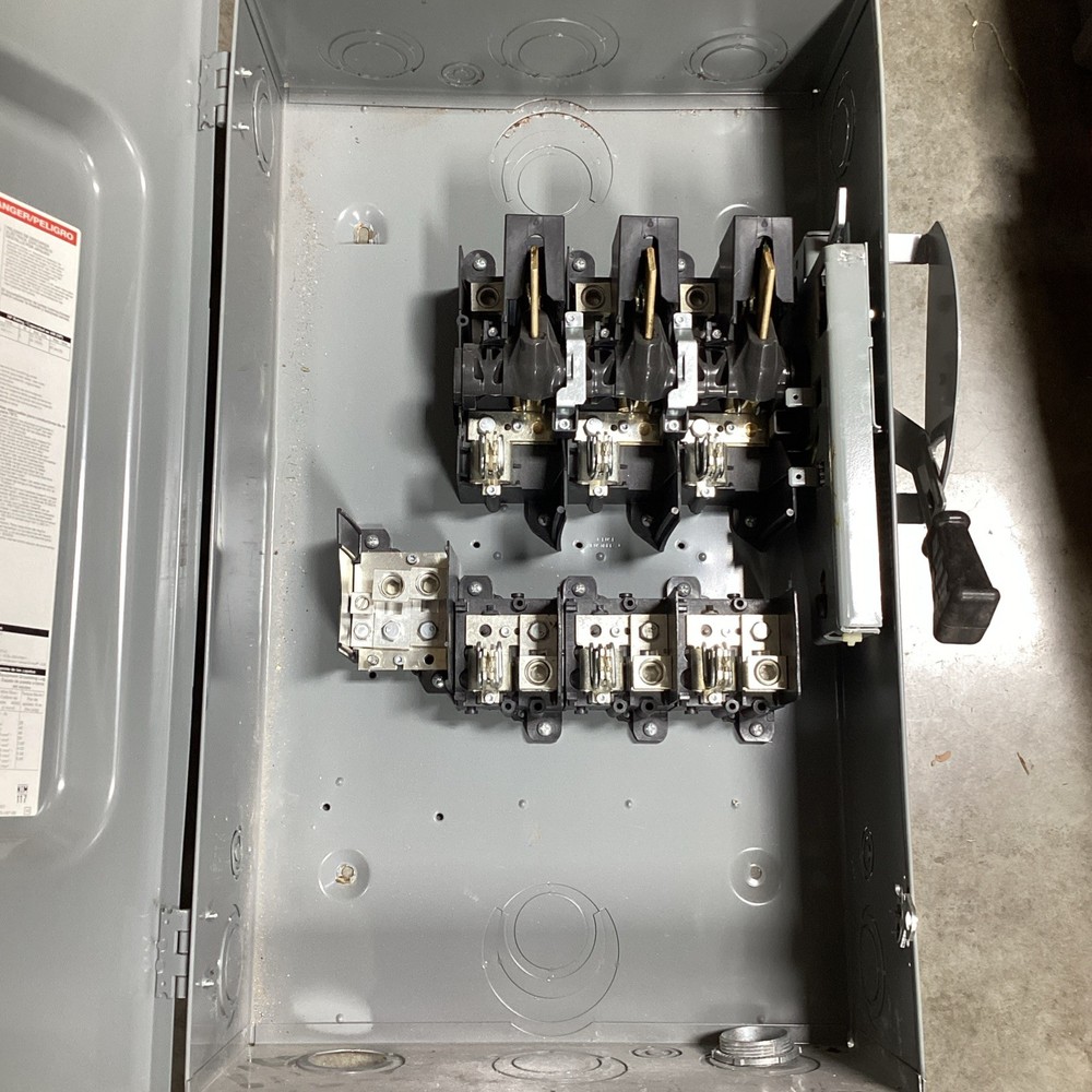 SQUARE D D324N 200A General Duty Safety Switch Type 1 Enclosure USED 🟡
